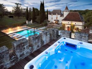 Grand Castle in Saint Caprais de Lerm with Sauna Bubble Bath