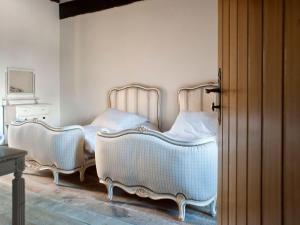 Maisons de vacances Grand Castle in Saint Caprais de Lerm with Sauna Bubble Bath : photos des chambres