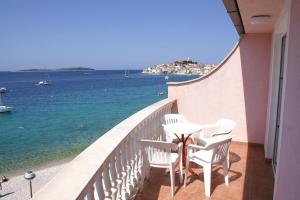 One-Bedroom Apartment with Terrace and Sea View room in Apartments by the sea Primosten - 4169
