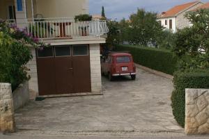 Apartments with a parking space Supetar Brac 2850