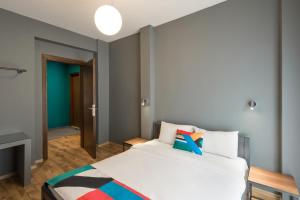 21 Valaoritou Str. GR-54 626, Thessaloniki, Greece.