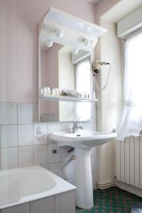 Hotels Logis Auberge De La Selune : Chambre Lits Jumeaux