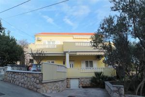 Apartments Karmen - 3hvězdičkové hotely ve městě Novalja