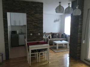 MS - Downtown with Free Parking Space