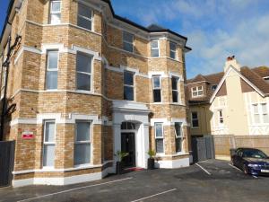 Stylish Apartment in Victorian Conversion FREE PARKING & PRIVATE PATIO Close to Beach Town Centre & BIC