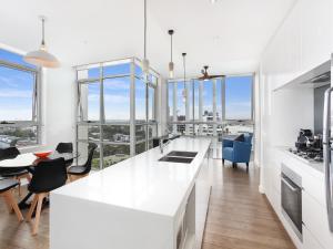 As the Sun Sets - Modern and Spacious 2BR Zetland Apartment Facing the Setting Sun