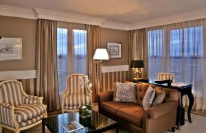 Hotels Chateau Hotel Mont Royal Chantilly : Suite avec Terrasse 