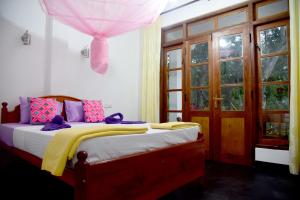 Mango Shadow Inn Ella