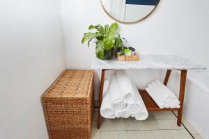 Family Room with Shared Bathroom room in Bridgeview Hotel Willoughby