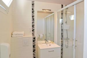 Hotels Logis Hotel l'Amandier : Chambre Double