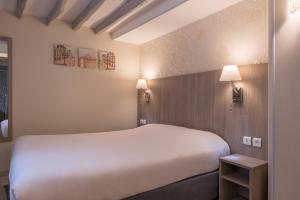 Double Room with Bath room in L'Ouest Hotel