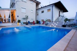 Family Apartments Švob with pool