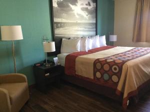 King Room - Non-Smoking room in Super 8 by Wyndham Clearwater/St. Petersburg Airport