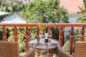 Phòng Deluxe Giường đôi với Ban công và Tầm nhìn ra Hồ bơi (Deluxe Double Room with Balcony and Pool view)