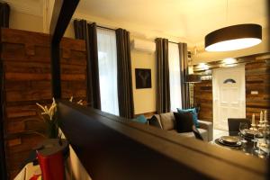 Center of the Center,The Rumbach Delux