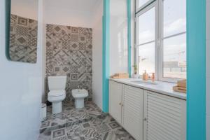 Twin Room with Bunk Bed and Shared Bathroom room in C&O Guest House Lisbon