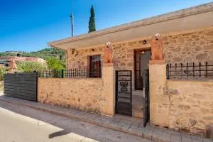 Villa Leonton with a private pool - Kharkhalianá