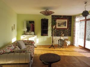 Kleine Villa im wilden Garten