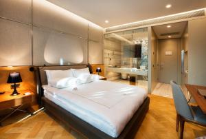Deluxe Room King Bed room in Fer Hotel