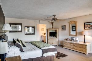 Deluxe King Room room in Cliff Dwellers Inn