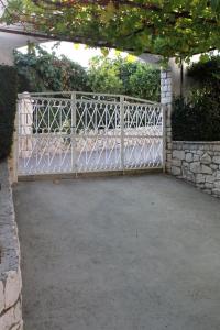 Apartments with a parking space Supetar Brac 5385