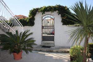 Apartments with a parking space Supetar Brac 5385