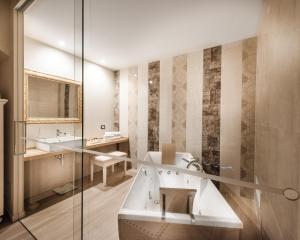 Deluxe Suite mit Whirlpool und Seeblick
