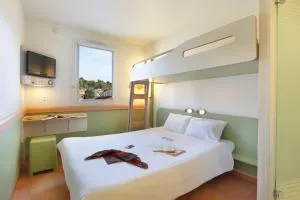 First Inn Hotel - 卢马罕