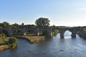 Appartements L'Or Vert, CASTLE VIEW, PRIVATE parking, Air conditioner, Netflix, 160m from medieval town : photos des chambres