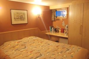 Double Room with River View room in Péniche d'hôtes MS Elisabeth