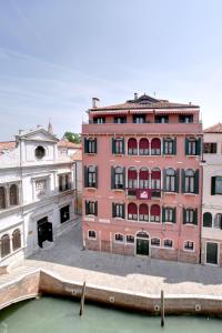 Palazzo Schiavoni hotel, 
Venice, Italy.
The photo picture quality can be
variable. We apologize if the
quality is of an unacceptable
level.