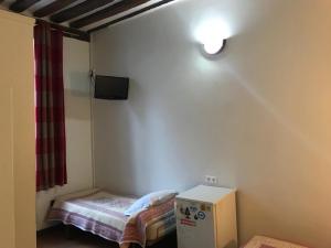 Hotels Hotel Des Fontaines : Chambre Double - Toilettes et Douche Communes