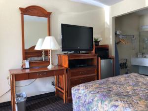 Queen Room - Non-Smoking room in Airport Inn Motel Richmond