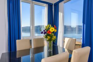 Deluxe Two-bedroom Apartment with Seaview room in Villa Mediterana