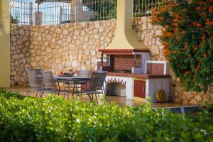 Azzuro Villa with private pool by Estia