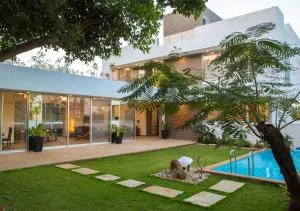 El House by StayVista - Unwind in a Villa with Pool and Lush Lawn - Thākurvādi