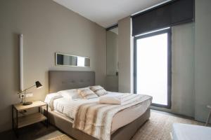 Double Room Interior with Patio room in Cosy Rooms Bolsería