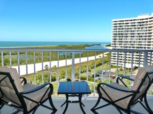 Breezy beachfront condo with unmatched views and pool - Ubytování bez kategorie ve městě Marco Island