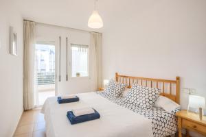 Lets Holidays White apartment with terrace, ac & parking, near beach