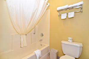 King Room - Non-Smoking room in Econo Lodge Airport Louisville