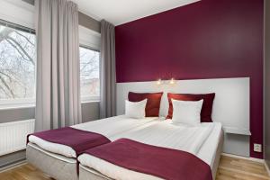 Standard Twin Room with Walk-In Shower - Disability Access room in Connect Hotel Stockholm
