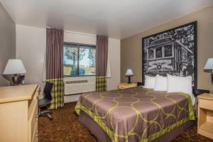 Queen Room with Mobility/Hearing Access - Non-Smoking room in Super 8 by Wyndham Vacaville