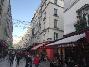 Appartements Quartier Montorgueil, voie pietonne, dans un immeuble du XVeme : photos des chambres