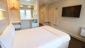 Standard Double Room room in Citrus Hotel Cheltenham by Compass Hospitality