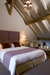 Hotels Hotel Aux Vieux Remparts, The Originals Relais : photos des chambres