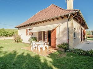 Villas Lovely House in Condat sur V z re with Private Swimming Pool : photos des chambres