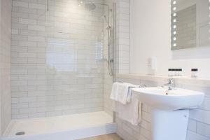 Standard Twin Room room in Innkeeper's Lodge Doncaster Bessacarr