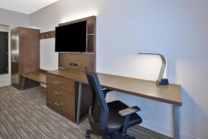 Holiday Inn Express & Suites Okemos - University Area by IHG