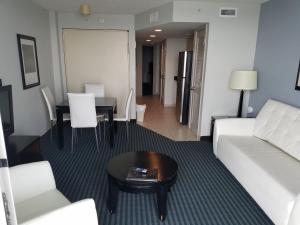 One-Bedroom Suite with Two Queen Beds - Ocean Front