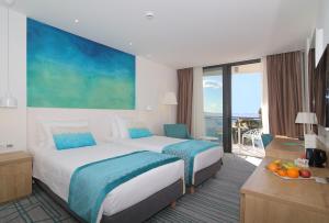 Deluxe Room with Balcony and Sea View room in Hotel Mlini